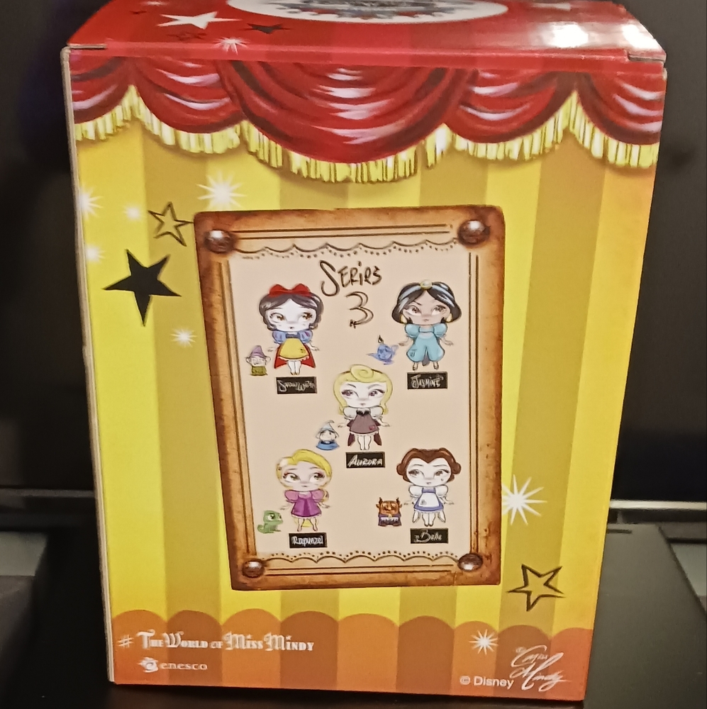 Disney Show Case Collection - Picture 2 of 5